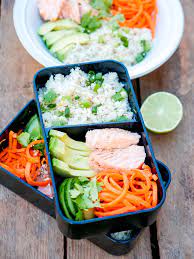 Ein tolles low carb rezept zum mitnehmen für unterwegs. Low Carb Meal Prep Bowl Mit Lachs Avocado Und Blumenkohreis