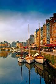 Honfleur Normandie France Avec Ses Jolies Maisons Aux Facades Colorees Sur Le Port Normandie Ho Les Regions De France Camping Normandie Voyage En France