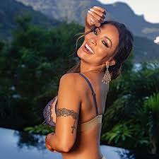 She is also recognized for having played the character hiromi tanaka on the 2016 soap opera sol nascente. Carol Nakamura Surge Sorridente Em Foto De Lingerie Primeira Hora