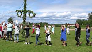 Einige besondere lieder, wie zum beispiel små grodorna (die. Midsommardans Bastad Camping Sma Grodorna Youtube