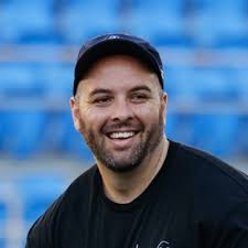 Everytime I open social media I see the next kid that's raised $3m for the  next big AI app. You get the glazing, the aura and hacker house office  tours… but do