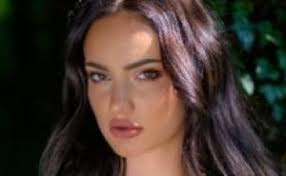 Ovu slavnu ljepoticu svi momci ostavljaju zbog jedne njene opsesije