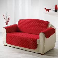 Enfilez ces housses fauteuil, canapé et coussins en microfibre qui s'adaptent à tous les fauteuils et ces housses sont de bonne qualité mais ne tiennent pas sur un canapé et des fauteuils en cuir. Protege Fauteuil Matelasse Rouge Housse De Canape Et Jete De Canape Decoration Textile Linge De Maison Gifi