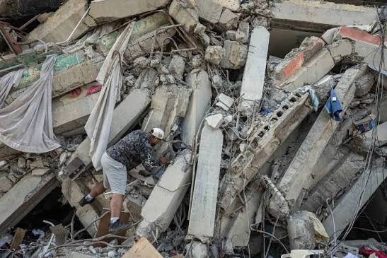📸La esperanza y el desánimo caminan entre ruinas en Venezuela tras cinco  días de los sismos. 👉 Mira la galería completa en la Web de la  #AgenciaAndina. 📍Rescatistas buscan sobrevivientes por el