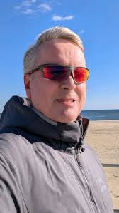 This weird thing happens when I walk along the Jersey shore boardwalk and  wear these red sunglasses. People look at me and nod and say hello in a way  that makes me
