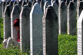 Bosnian Muslims solemnly remember 1995 ...