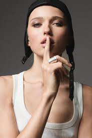 LAURA S FOR IMUTE MAGAZIN BY DAVID STRASSBURGER.