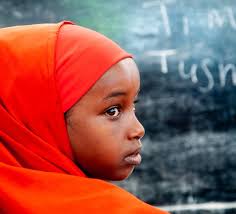 Kobieta zaczęła grać na pianinie w zniszczonym mieszkaniu w Bejrucie