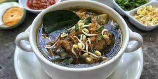 Setelah selesai dimasak, rawon disajikan dengan tauge, sambal terasi, dan telur asin. Cara Membuat Rawon Yang Gurih Dan Lezat Mudah Dipraktikkan Di Rumah Merdeka Com
