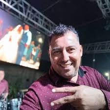 Sin palancas. Sin apellido pesado. Solo coraje, tacos desgastados y un  sueño que no aceptó esperar. Gilberto Mora nació en Chiapas, donde el calor  pega… pero sus ganas pegaban más. No vino