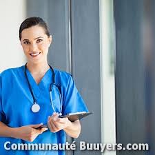 L¿aide soignante assiste l¿infirmière pour les toilettes des patients à domicile. Top 50 Des Infirmiers A Paris 20e 75020