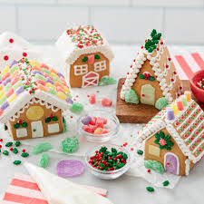 Dan heb je geluk, want hier zijn ze. Wilton Build It Yourself Party Town Gingerbread Village Decorating Kit Walmart Com Walmart Com