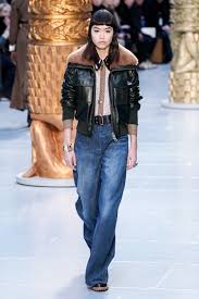 Erdem presenta siluetas con espíritu retro e impronta naif. Chloe Otono Invierno 2020 2021 Pret A Porter Pasarela Vogue Fashion Chloe Fashion Ready To Wear