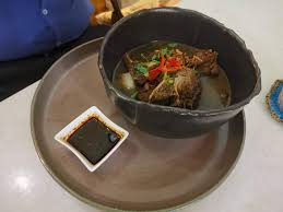 Ada banyak variasi laksa di nusantara,laksa oncom khas bogor adalah salah satu di antaranya yang populer.laksa bogor merupakan variasi laksa lainnya dengan kuah enak bumbu oncom yang dihidangkan bersama bihun dan toge serta sangat cocok disajikan. Resepi Laksa Nyonya Chef Wan