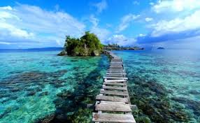 Bayangkan saja jika kita disuguhi pemandangan pantai dan laut yang biru, selimir angin yang bertiup lembut ke seluruh tubuh dan juga saat kaki kita merasakan tekstur lebut pasir putih yang tentunya akan membuat suasana hati menjadi tenang dan nyaman. 10 Surga Bawah Laut Indonesia Destinasi Cantik Untuk Liburan Tak Terlupakan
