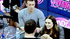 Chris evans and ana de armas having the best time talking about their movie knives out. Sdcc Lizzie Olsen Los Vengadores Gif Find On Gifer