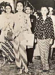 .presiden sukarno dan hardjono go tik swan, yang sering dikenal dengan sebutan gotikswan. Asmoro Traces The Early Works Of Batik Master Hardjono Go Tik Swan Asmoro Collection