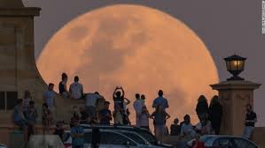 Eclipsa totala de luna care va avea loc vineri va dura o ora si 43 minute, fiind cu 40 de minute mai lunga decat superluna albastra sangerie ce a avut loc in ianuarie 2018. Eclipsa TotalÄ De LunÄ Din 27 Iulie Cea Mai IndelungatÄ Din Acest Secol Radio Romania ReÈiÈa