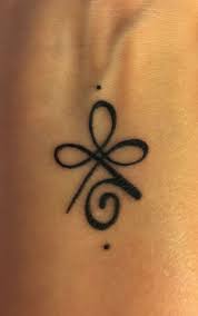 Starke Im Inneren Starke Keltisches Handgelenk Ist M Keltische Kraft I Tattoos Symbols Of Strength Tattoos Tiny Tattoos Body Art Tattoos