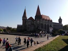 În interiorul castelului se află o biserică despre care se spune că ar fi replica în miniatură a catedralei din amiens, unde erau. Programul De Vizitare La Castelul Corvinilor Pe Perioada LucrÄrilor Libertatea