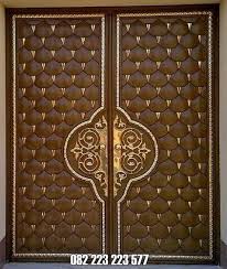 Umumnya, pintu kupu tarung ini terbuat dari kayu jati. Pintu Utama Dua Daun Minimalis