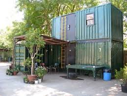 5 Un Ensemble De Conteneurs Installe Sur Des Pilotis 6 Un Interieur Immense Et Vaste Sur Deu Contener Maison Maison Container Cabane En Container D Expedition
