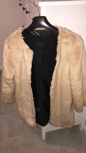 Il a une coupe droite, un motif rayé en diagonale, un col montant, des manches longues et. Manteau En Fausses Fourrure Manteau Fausse Fourrure Look Decontracte Tenue Casual
