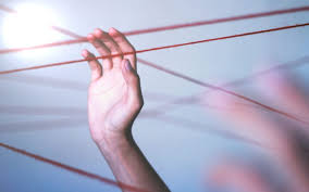 как правильно завязать красную нить на левом запястье видео Krasnaya Nit Chto Znachit Ot Chego Zashishaet I Kak Nosit Krasnuyu Nit Lifestyle