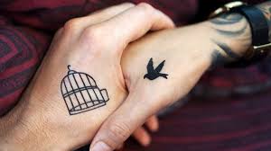 Tatouage Main Femme 30 Idees De Tatouages Et Leurs Significations 2021