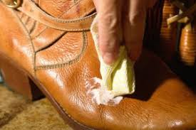 Aprender a limpiar zapatos de gamuza limpiar gamuza que tomó contacto con agua no es una tarea fácil y cuánto más rápido comiences a tratarla finalmente y sólo en caso de gamuza de colores claros agrega una cucharadita de talco. 8 Consejos Para Limpiar Tus Zapatos De Piel De Cuero Y De Ante Denovas Blog