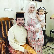 Menyambut ulangtahun kelahiran pada 11 januari, dato' sri siti nurhaliza meraikan hari jadi yang 40 dalam suasana yang sangat meriah. 25 Baju Raya Sedondon Selebriti Malaysia Sempena Hari Raya Aidilfitri 2019