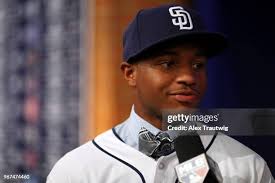 Los Angeles Dodgers team reps HOF Tommy Lasorda and Bobby Darwin... News  Photo