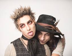 Needing a bassist, the palaye royale brothers take her in but what have they really gotten themselves into? Remington Leith Emerson Barrett Age