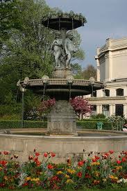 Fountain In Marigny Square With Theatre Marigny In Background Com Imagens The Wonders Fontes Chafariz