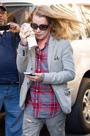 Macaulay culkin is defending michael jackson in the star's new cover story for esquire, admitting that he did not see the pop titan abuse any children. Macaulay Culkin Der Extreme Absturz Des Kevin Stars Gala De