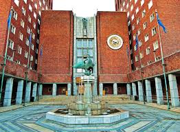 The oslo city hall is maybe not the most beautiful city hall in the world from the outside, but on the inside you can see beautiful paintings and decorations made by famous norwegian artists. Oslo City Hall