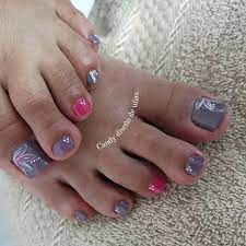 Los mejores diseños de uñas para los pies que puedes ver en fotos para sacar nuevas ideas y decorar tus dedos lo mas bonito que desees para para las chicas que le gusta tener los pies bien cuidados y decorados con esmaltes en sus uñas, les quiero dejar algunos de los mejores modeles. Esmaltado Semipermanente En Pies Candy Diseno De Unas Facebook