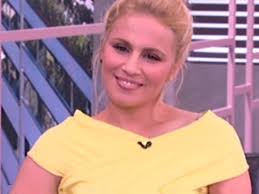Φαίνεται πως η νάντια μπουλέ, πήρε τη σύμφωνη γνώμη του γιατρού της, ενημερώθηκε για τα πάντα και αποφάσισε να φορέσει το μαγιό της και να βουτήξει στο νερό για να αντιμετωπίσει τον καύσωνα των ημερών. Nantia Mpoyle Celebrities Eidhseis Yupiii Gr