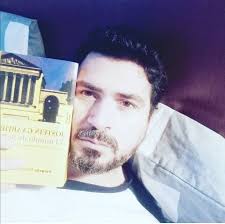 Hoy en el #DíaInternacionalDelLibro queremos celebrarlo con una dinámica.  Participa con un comentario en esta publicación poniendo tu foto con tu  libro favorito, el comentario con más likes se llevará un kit