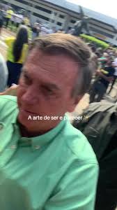 Adolescente De Outro País Fazendo Homenagem Como Cartazes Do Nikolas