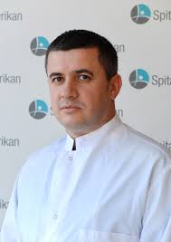 Njihni mjekët tanë. Dr. Altin Hysa, mjek gastrohepatolog në Spitalin  Amerikan 3. Dr. Altin Hysa ka mbaruar studimet e larta në Fakultetin e  Mjekësisë, dega Mjekësi e Përgjithshme në Universiteti i Tiranës