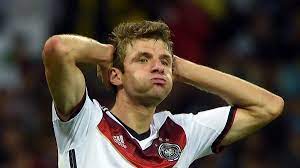 In the current season for bayern munich thomas mueller gave a total of 30 shots, of which 18 were shots on goal. Wm 2014 Freistosspanne Von Thomas Muller War Das Absicht Augsburger Allgemeine