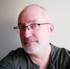 Introduction of a piano teacher with over 30 years of experience