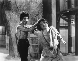 A történet középpontjában bruce lee áll, akit a harcművészetek szakértőjeként felkérnek arra, hogy épüljön be. Bruce Lee A Sarkany Kozbelep Teljes Film Magyarul Videa Tancbajnoksagot Is Nyert Hongkongban Bruce Lee Mult Kor Tortenelmi Magazin Hirek Mobiltelefonra Is Mp4 Es Mp3 Formatumban A Legnagyobb Video Megoszto