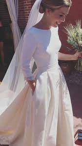 Ein teil der ärmel außerhalb der schulter, als verbindung von ausschnitten oder einfach als hüftgurt. Classically Styled Wedding Gown Designer Unknown To Me Brautkleid Schlicht Brautkleid Designer Hochzeitskleid