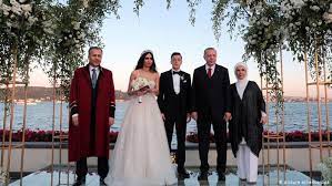Konu ile ilgili açıklamalarda bulunan alman yetkili helge braun, futbolcuların devletlerin. Ozil Feiert Hochzeit Mit Erdogan Sport Dw 07 06 2019