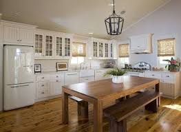 This White Kitchen With Vaulted Ceiling Looks Spacious Vaulted Ceiling Kitchen Vintage Kitchen Appliances Cottage Dining Rooms