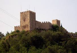 The castle is open every day from 7:00 until 20:00 (summer season) or 7:00 until 19:00 (winter season). Castelo De Sesimbra Sesimbra Castles Portugal Travel Guide