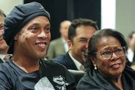 Tout sur ronaldinho, todo sobre ronaldinho gaucho ! Ronaldinho S Mother Passes Away After Contracting Covid Messi Leads Support For Former Teammate