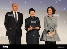 180324) -- PARIS, March 24, 2018 -- Chinese scientist Mee-Mann Chang (C)  poses for photos with UNESCO Director-General Audrey Azoulay(R) and  Jean-Paul Agon, Chairman and Chief Executive Officer of cosmetics company L